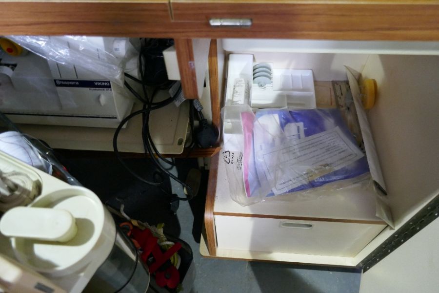 A Husqvarna Husky lock 910 sewing machine in melamine cabinet with rising lid - Image 6 of 6