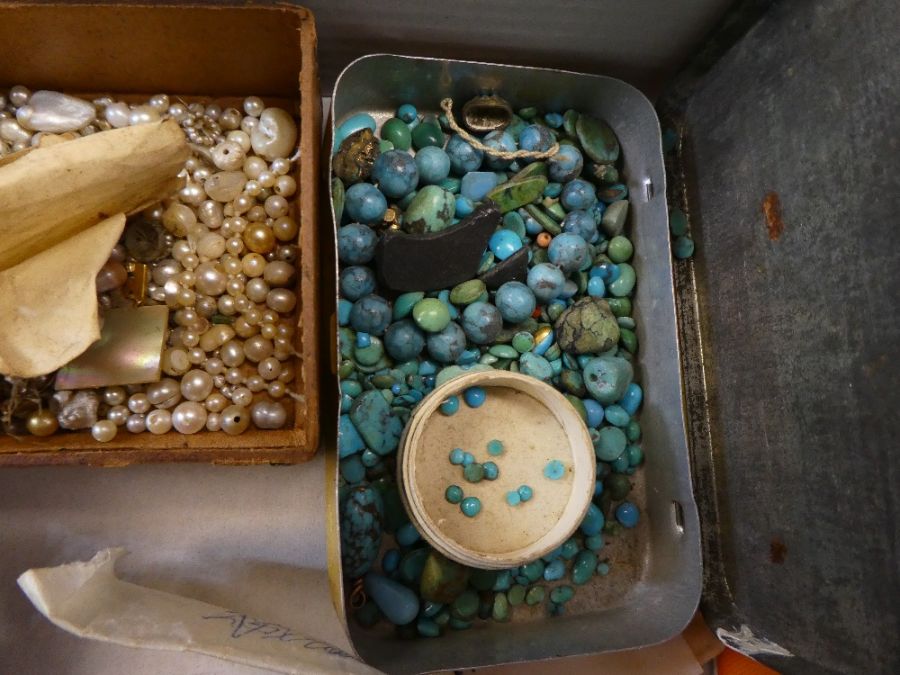 Tray containing various jewellery stones including turquoise, pearls, sapphires, opals, hardstone pe - Image 3 of 4