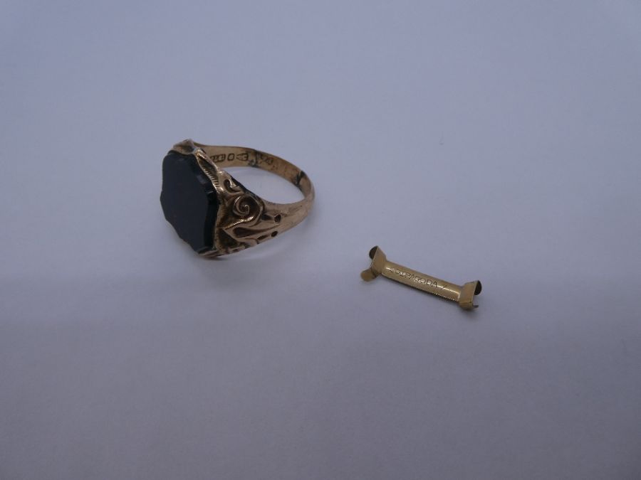 9ct yellow gold gents signet ring with shield shaped panel inset agate, AF, band has had repairs, ma - Image 3 of 3