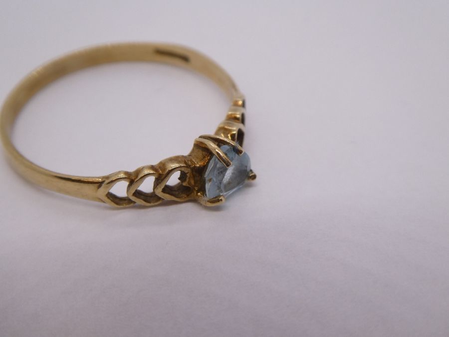 9ct yellow gold dress ring with central heart shaped blue topaz on heart shaped mounts, size U, 1.5g - Image 4 of 4