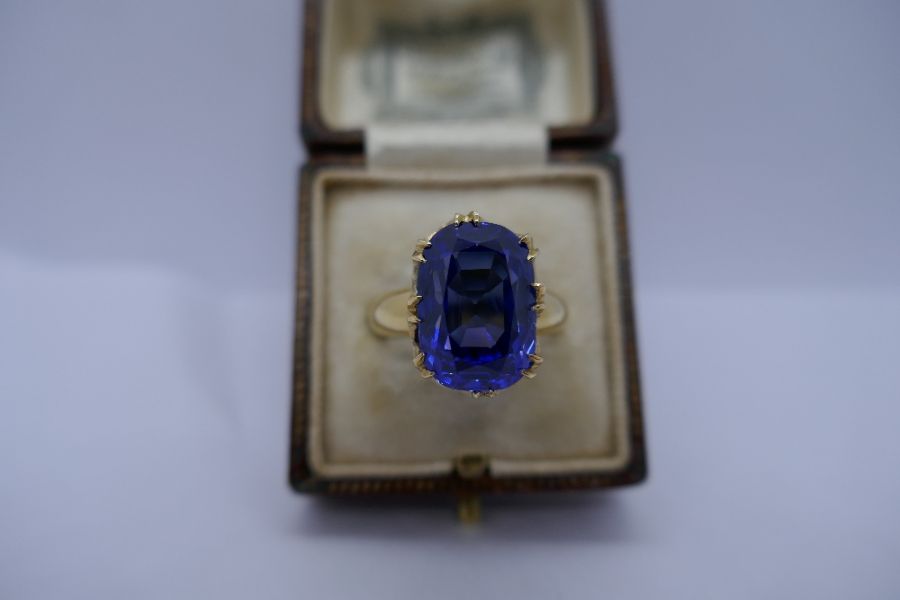 18ct yellow gold ring set with a large natural Sri Lankan rectangular cushion Sapphire, approx 10 ca - Image 6 of 10