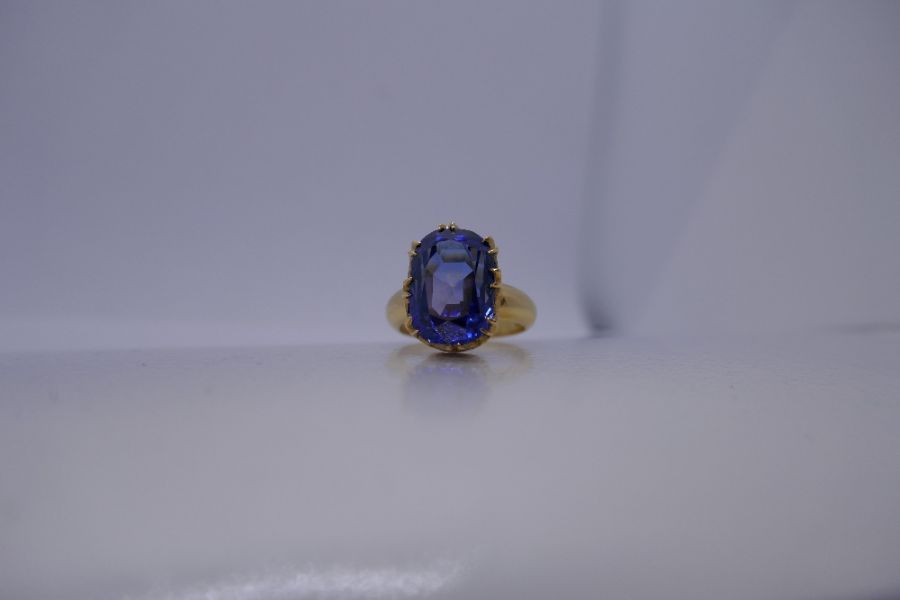 18ct yellow gold ring set with a large natural Sri Lankan rectangular cushion Sapphire, approx 10 ca - Image 2 of 10