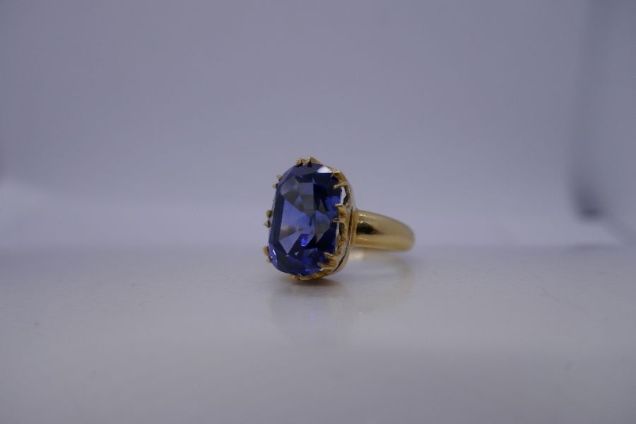18ct yellow gold ring set with a large natural Sri Lankan rectangular cushion Sapphire, approx 10 ca - Image 4 of 10