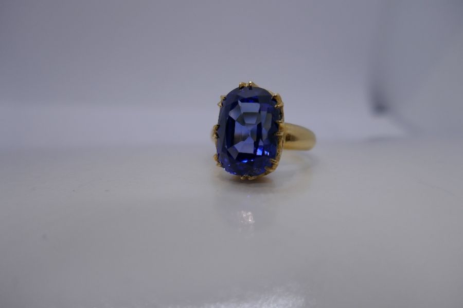 18ct yellow gold ring set with a large natural Sri Lankan rectangular cushion Sapphire, approx 10 ca - Image 3 of 10