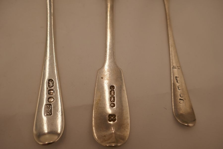 A quantity of Georgian silver teaspoons to include one with beaded border, hallmarked 1792 Thomas Wa - Image 3 of 4