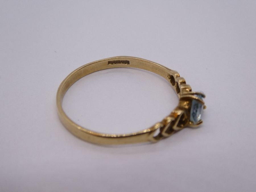 9ct yellow gold dress ring with central heart shaped blue topaz on heart shaped mounts, size U, 1.5g - Image 2 of 4