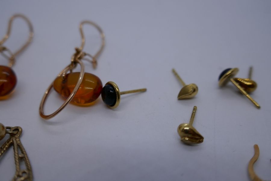 Collection 9ct and yellow metal earrings including hoops, drop examples, set amber coloured stones, - Image 4 of 4