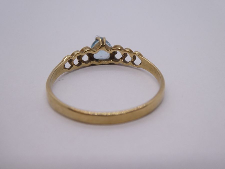 9ct yellow gold dress ring with central heart shaped blue topaz on heart shaped mounts, size U, 1.5g - Image 3 of 4