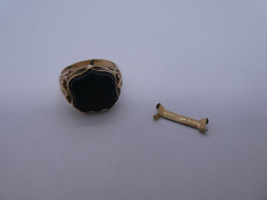 9ct yellow gold gents signet ring with shield shaped panel inset agate, AF, band has had repairs, ma