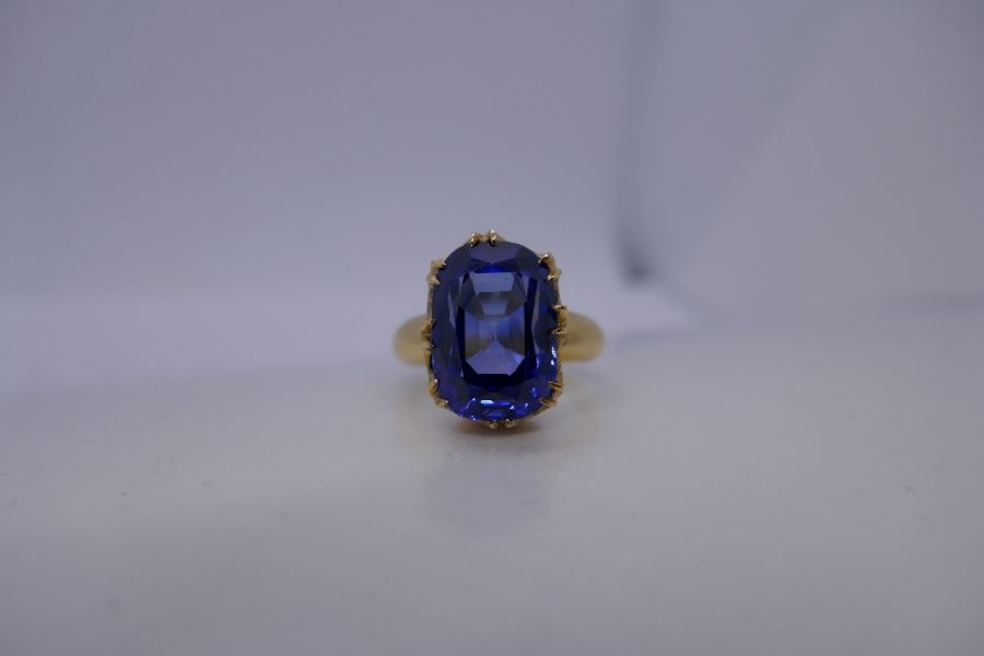 18ct yellow gold ring set with a large natural Sri Lankan rectangular cushion Sapphire, approx 10 ca