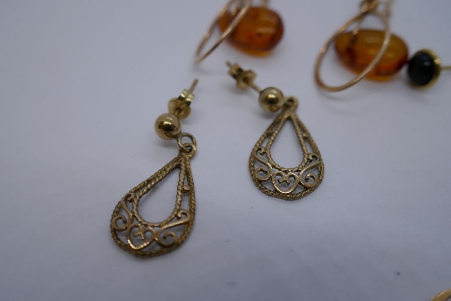 Collection 9ct and yellow metal earrings including hoops, drop examples, set amber coloured stones, - Image 2 of 4