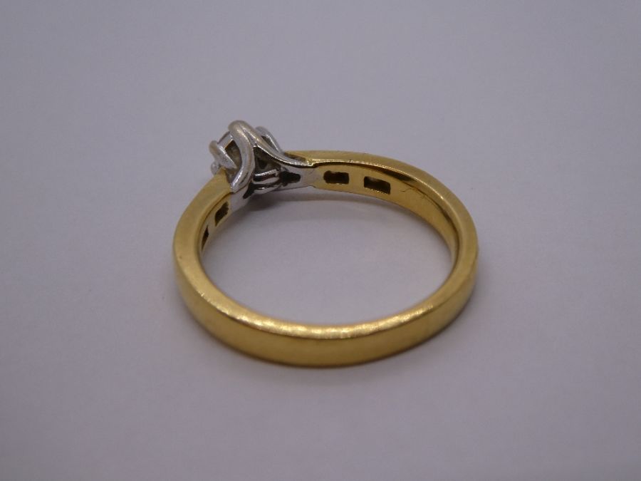 18ct yellow gold solitaire diamond ring with graduating diamond set to shoulders, approx 0.33 carat, - Image 5 of 6