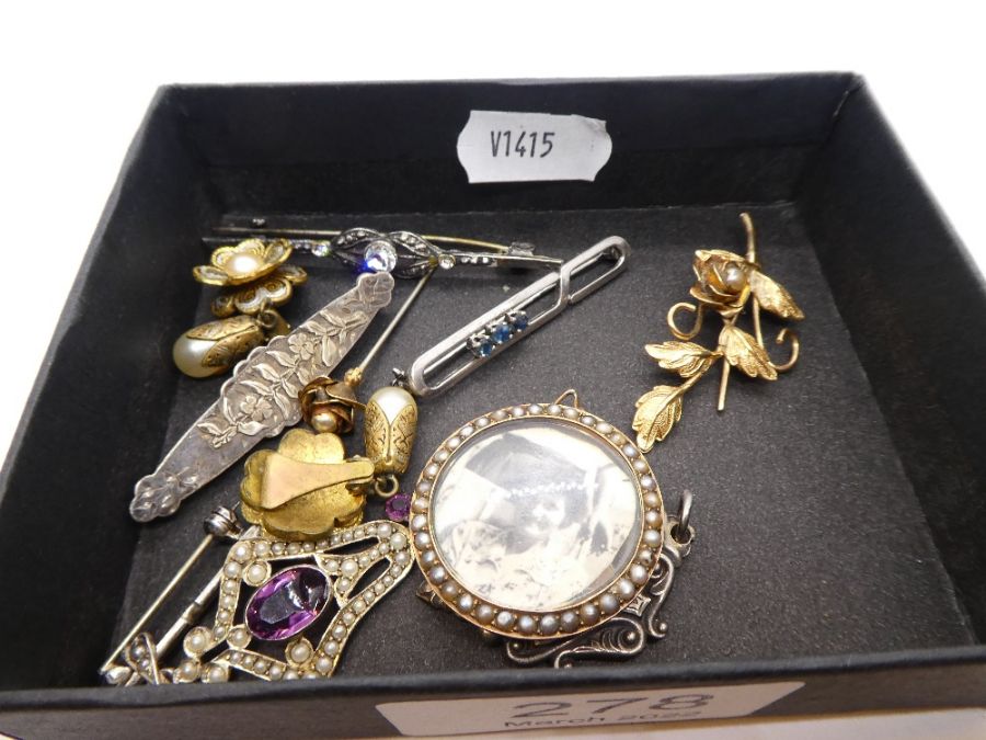 Selection of antique and later jewellery including Amethyst, pearl pendant brooch, A/F, gold floral