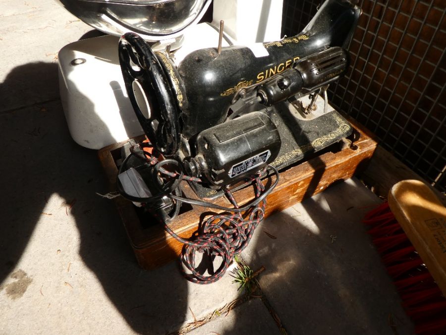 A shop counter set of weighing scales by Avery and a Singer sewing machine - Image 3 of 4