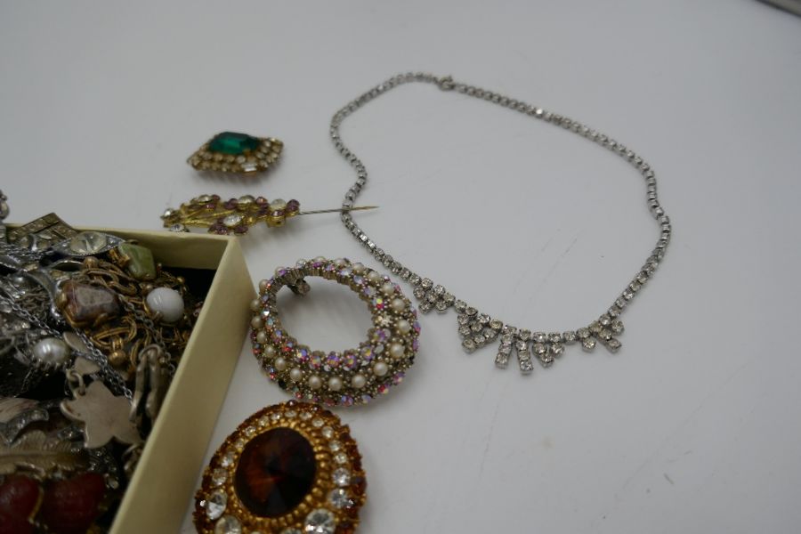 Tray of vintage costume jewellery to include brooches, necklaces, etc - Image 4 of 5