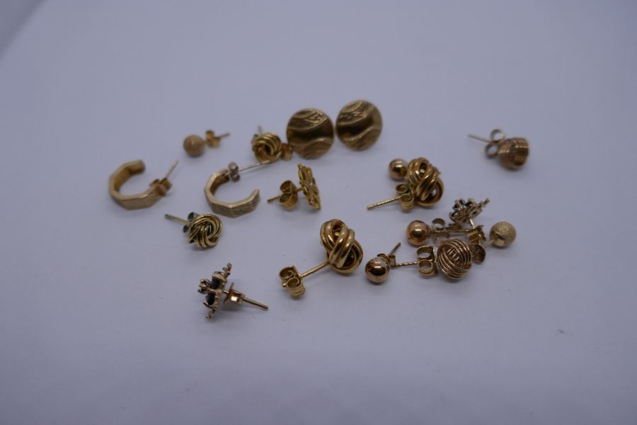 Collection of 9ct yellow gold earrings to include 2 knot design examples, Sapphire cluster pair etc.