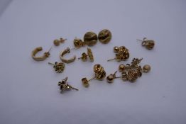 Collection of 9ct yellow gold earrings to include 2 knot design examples, Sapphire cluster pair etc.