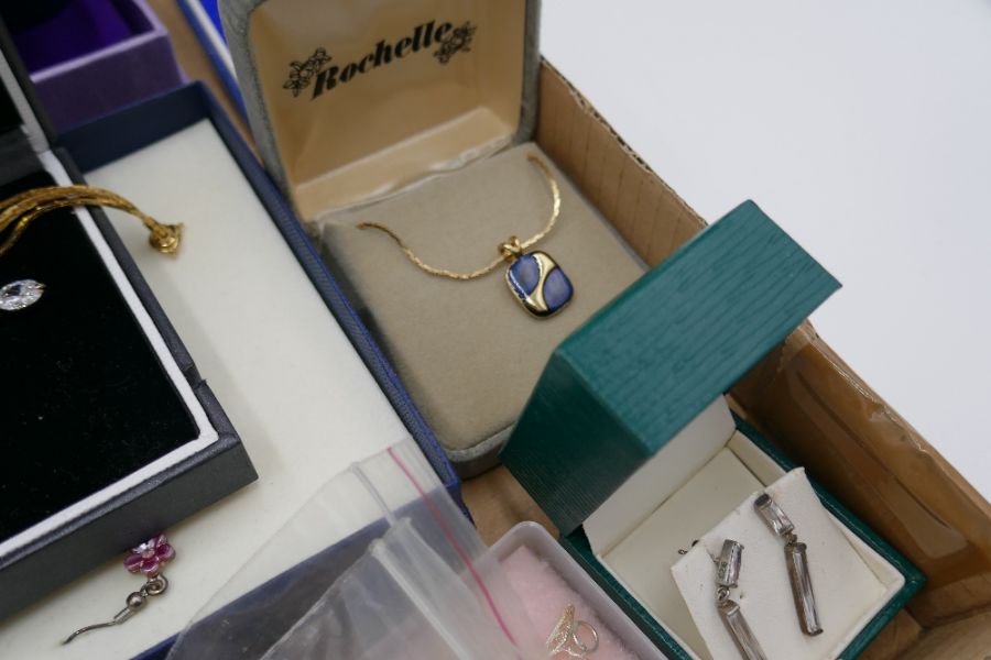 Tray of modern costume jewellery including earrings, necklaces, box of Avon costume jewellery and on - Image 5 of 10