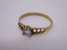 9ct yellow gold dress ring with central heart shaped blue topaz on heart shaped mounts, size U, 1.5g