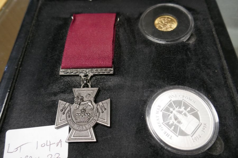 A First World War Victoria Cross commemorative set comprising gold sovereign, silver coin and replic