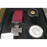 A First World War Victoria Cross commemorative set comprising gold sovereign, silver coin and replic