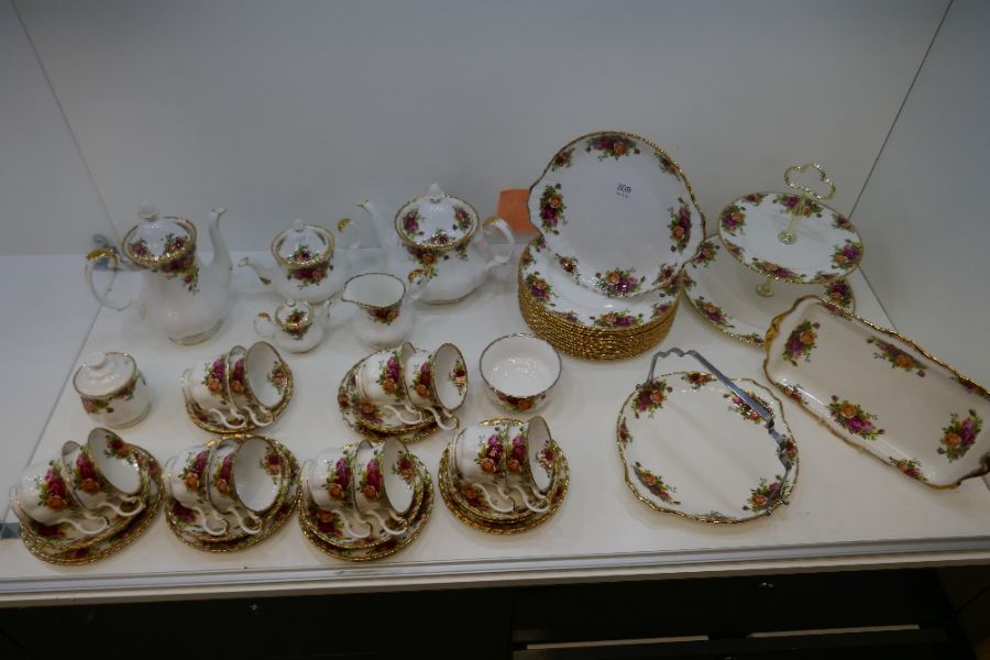 A quantity of Royal Albert Old Country Roses dinner and tea ware - Image 4 of 6