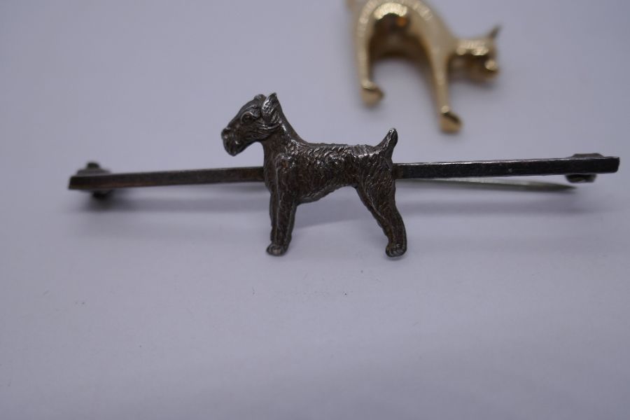 9ct yellow gold Cat charm, marked 375, approx.1.1g, together with a silver bar brooch with applied S - Image 4 of 4