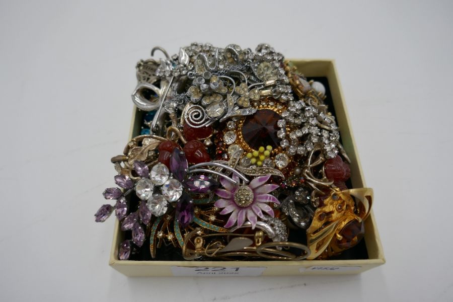 Tray of vintage costume jewellery to include brooches, necklaces, etc