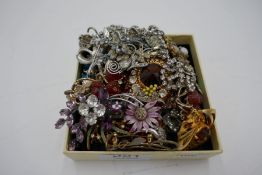 Tray of vintage costume jewellery to include brooches, necklaces, etc