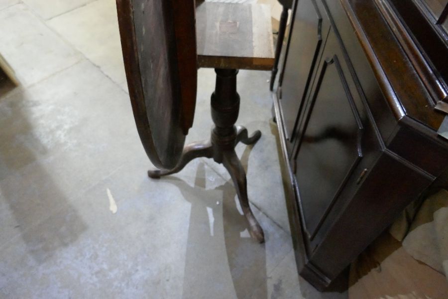 An antique mahogany tripod table - Image 3 of 3