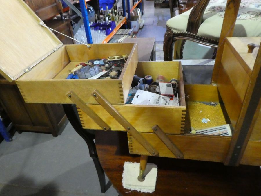 An old concertina sewing box on splay legs - Image 4 of 4