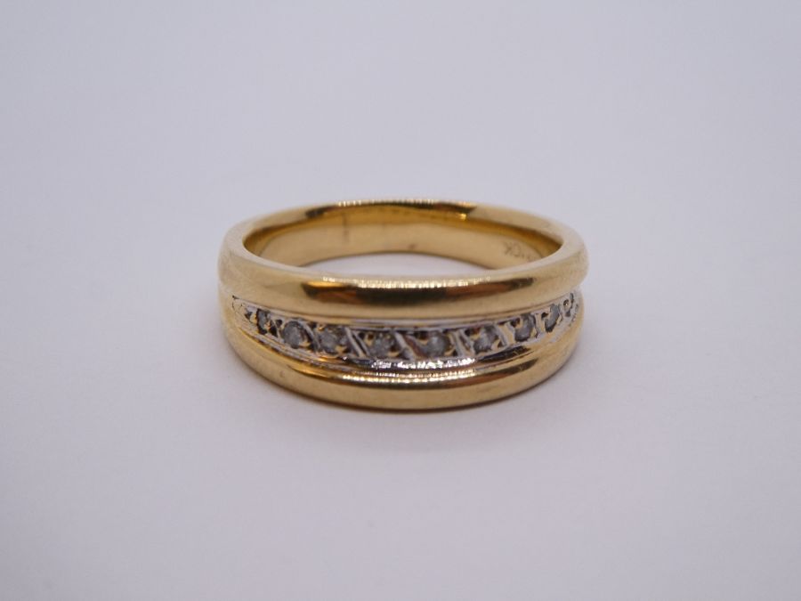 10K yellow gold band ring with central line of graduating diamonds, size O/P, 6g approx - Image 2 of 4