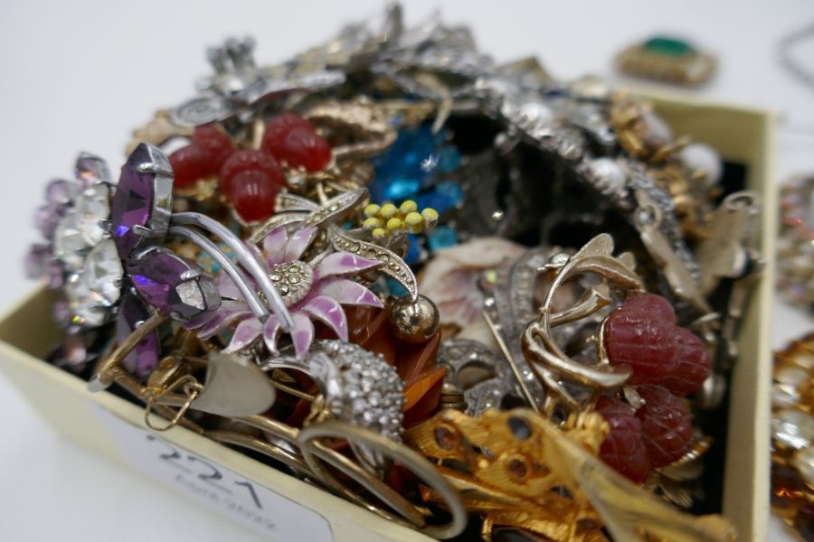 Tray of vintage costume jewellery to include brooches, necklaces, etc - Image 3 of 5