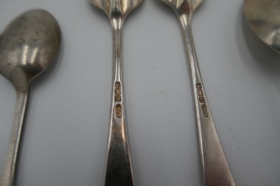 A quantity of silver teaspoons comprising of various hallmarks to include a Georgian spoon 1790 Geor - Image 4 of 5