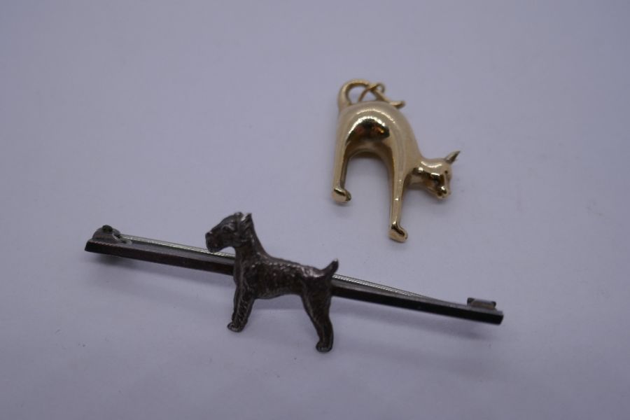 9ct yellow gold Cat charm, marked 375, approx.1.1g, together with a silver bar brooch with applied S - Image 3 of 4