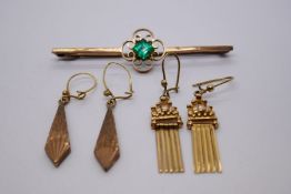 Two pairs of 9ct yellow gold drop earrings, both marked 375, together with a 9ct bar brooch with cen