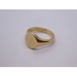 Heavy 9ct yellow gold gents signet ring with oval panel inscribed with initials, size V/W, marked 37