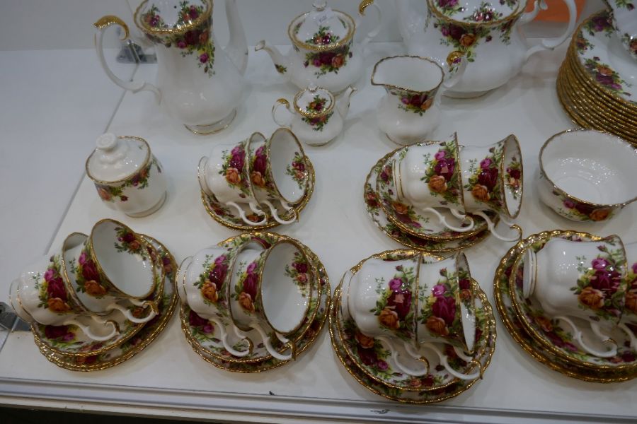 A quantity of Royal Albert Old Country Roses dinner and tea ware - Image 5 of 6