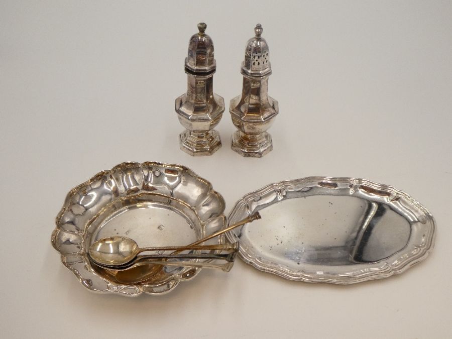 A pair of silver salt and pepper shakers of octagonal form, hallmarked Birmingham 1974, Hampton Util