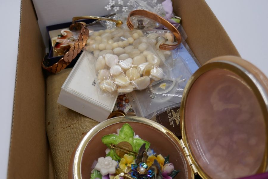 Tray of modern costume jewellery including earrings, necklaces, box of Avon costume jewellery and on - Image 7 of 10