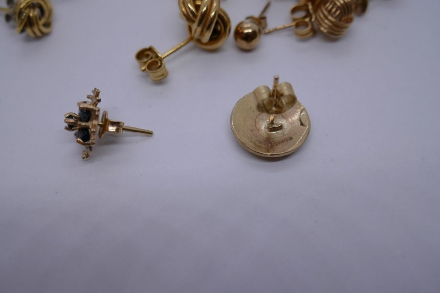 Collection of 9ct yellow gold earrings to include 2 knot design examples, Sapphire cluster pair etc. - Image 3 of 4