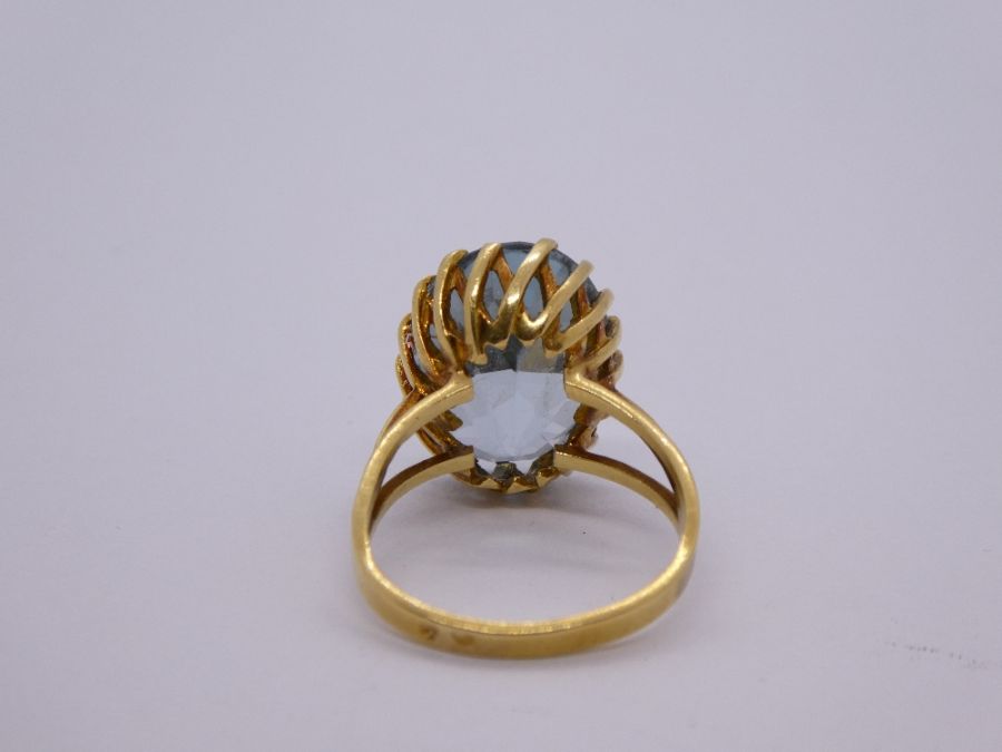 18ct yellow gold aquamarine dress ring with large oval aquamarine, with split shoulder mount, size M - Image 3 of 3