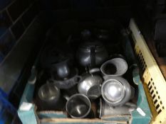 A tray of pewter tankards and similar