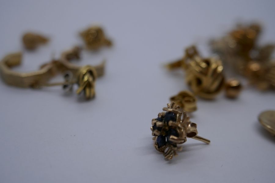 Collection of 9ct yellow gold earrings to include 2 knot design examples, Sapphire cluster pair etc. - Image 4 of 4