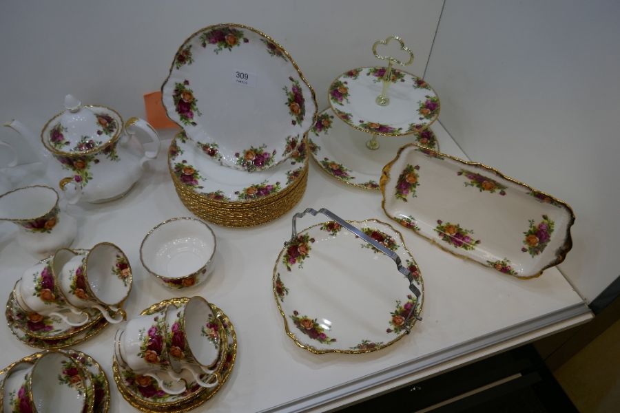 A quantity of Royal Albert Old Country Roses dinner and tea ware - Image 2 of 6