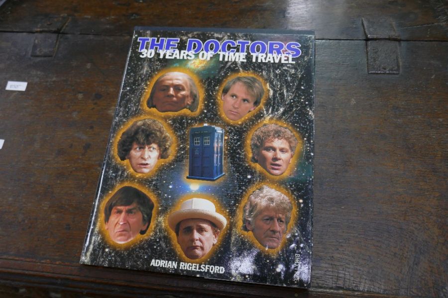 Doctor Who; a large collection of magazines, ephemera, annuals etc, including a selection of signed - Image 7 of 9