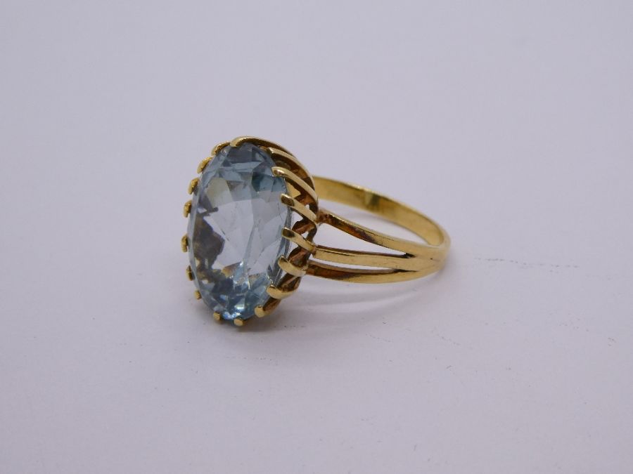 18ct yellow gold aquamarine dress ring with large oval aquamarine, with split shoulder mount, size M