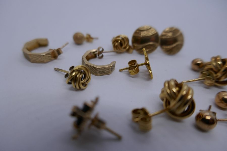 Collection of 9ct yellow gold earrings to include 2 knot design examples, Sapphire cluster pair etc. - Image 2 of 4