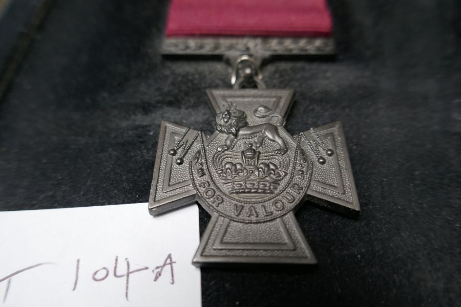 A First World War Victoria Cross commemorative set comprising gold sovereign, silver coin and replic - Image 3 of 5