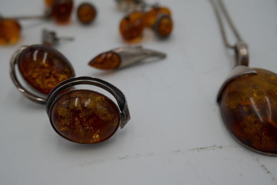 Collection of modern silver and amber jewellery to include necklace, earrings - Image 2 of 3